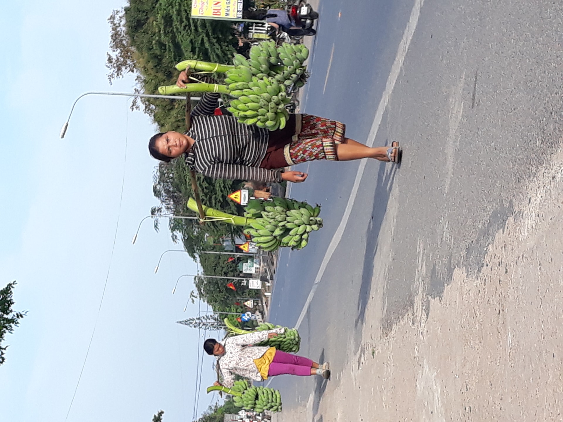 Người dân Hướng Hóa bán chuối dọc quốc lộ 9 Người dân Hướng Hóa bán chuối dọc quốc lộ 9