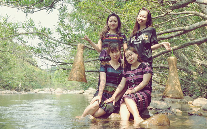 Khách du lịch trải nghiệm ở suối Tà Lao, xã Tà Long, huyện miền núi Đa Krông (Quảng Trị) Khách du lịch trải nghiệm ở suối Tà Lao, xã Tà Long, huyện miền núi Đa Krông (Quảng Trị)