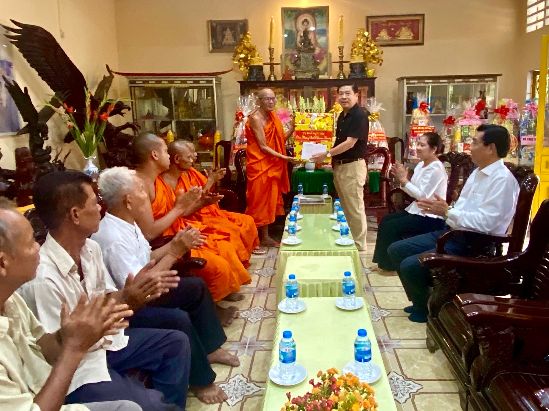 Thứ trưởng, Phó Chủ nhiệm Lê Sơn Hải đã đến thăm và  tặng quà Hội Đoàn kết sư sãi.TP Cần Thơ
