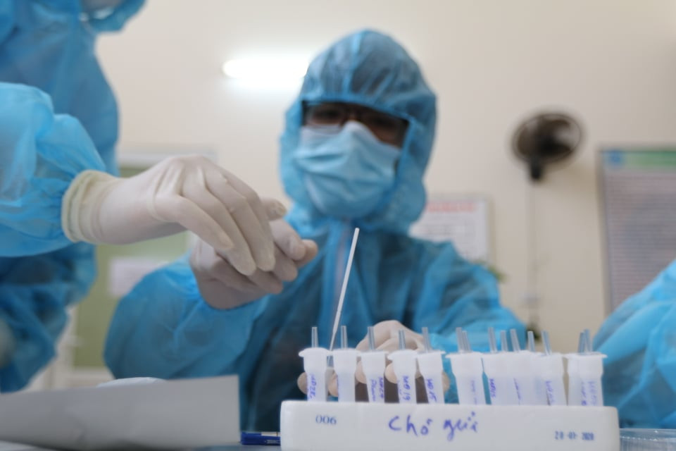 Xét nghiệm sàng lọc người mắc COVID-19. Ảnh: LP. Xét nghiệm sàng lọc người mắc COVID-19. Ảnh: LP.