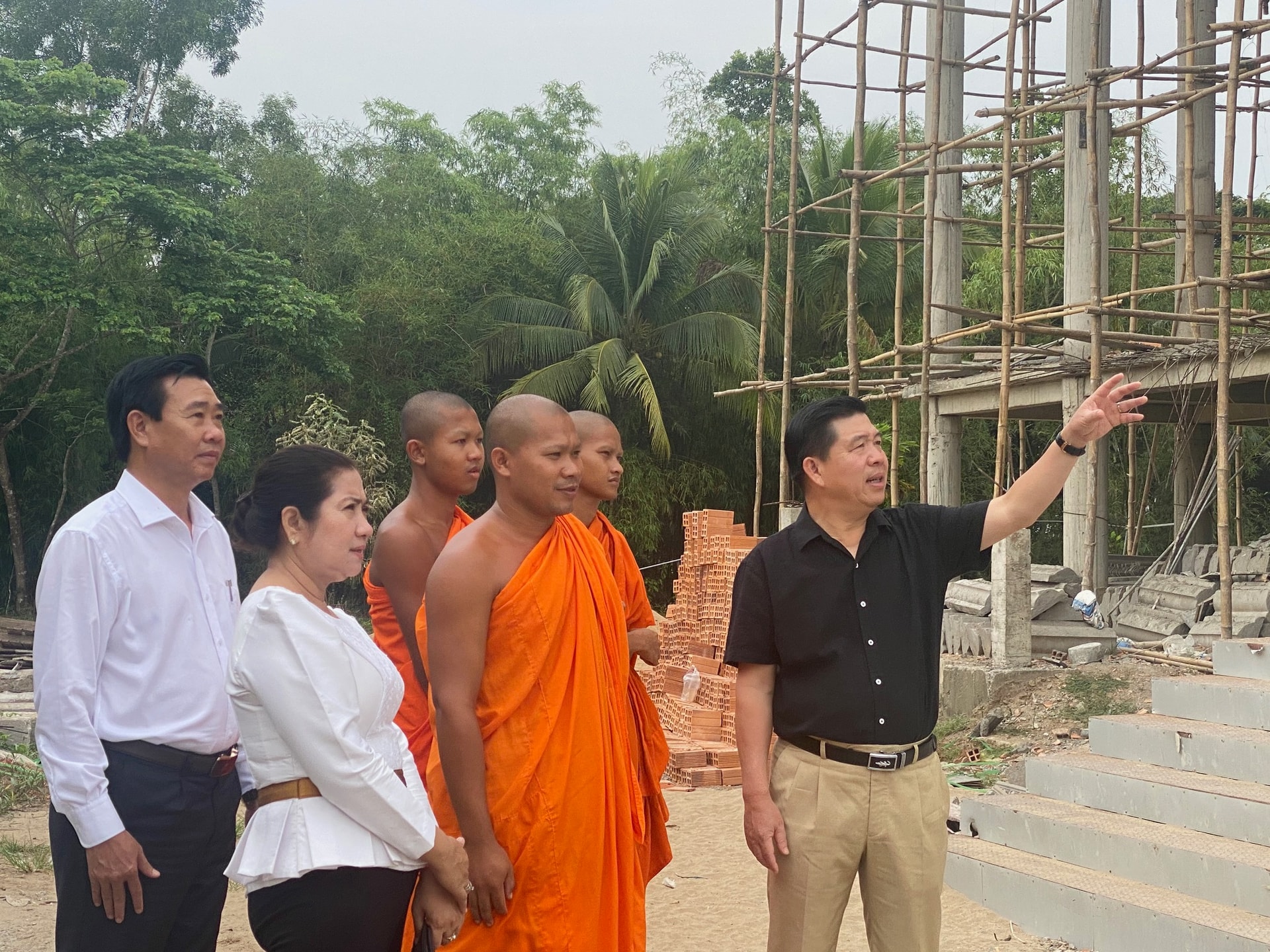 Thứ trưởng, Phó Chủ nhiệm Lê Sơn Hải đến thăm công trình phụ trợ thuộc Học viện Phật giáo Nam tông Khmer 