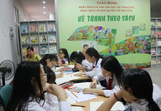 Hoạt động vẽ tranh theo sách (Ảnh: Thư viện Hà Nội)