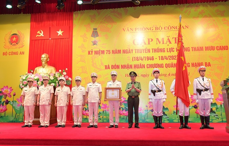Thừa ủy quyền của lãnh đạo Đảng, Nhà nước, Bộ trưởng Tô Lâm trao Huân chương Quân công hạng Ba tặng Văn phòng Bộ Công an. Ảnh: bocongan.gov.vn