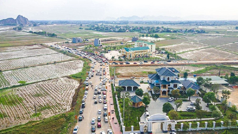 “Sốt đất” trên diện rộng, UBND tỉnh Thanh Hóa cảnh báo hiện tượng môi giới tung tin đồn “thổi giá”.