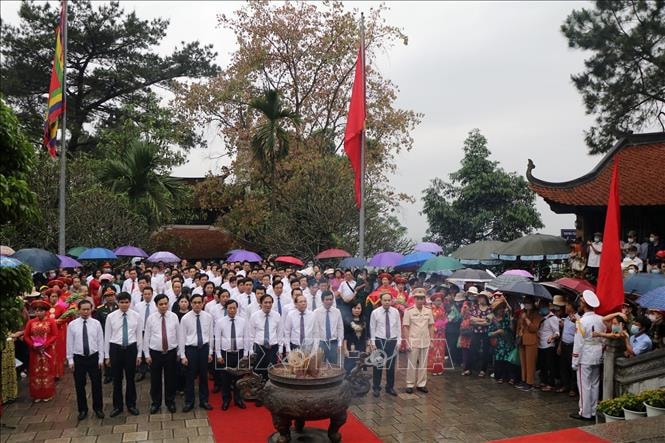 Thay mặt đồng bào cả nước, lãnh đạo tỉnh Phú Thọ và đại diện các cấp chính quyền, đoàn thể đã thành kính dâng hương tưởng nhớ Tổ Mẫu Âu Cơ. Ảnh: Trung Kiên/TTXVN Thay mặt đồng bào cả nước, lãnh đạo tỉnh Phú Thọ và đại diện các cấp chính quyền, đoàn thể đã thành kính dâng hương tưởng nhớ Tổ Mẫu Âu Cơ. Ảnh: Trung Kiên/TTXVN