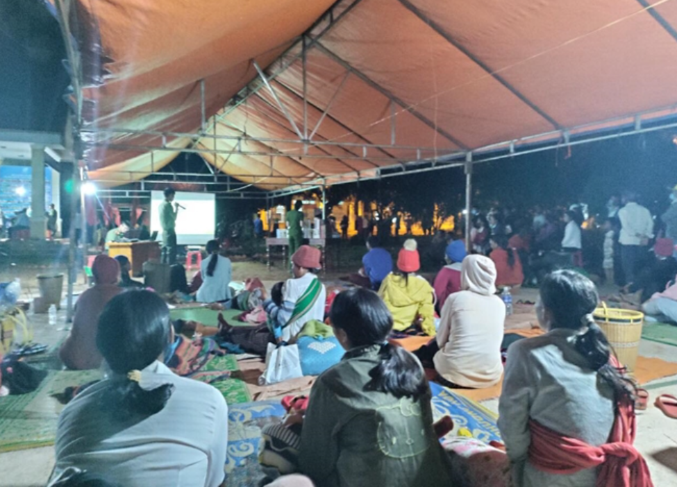 Người dân hào hứng tham gia hội thi về tìm hiểu kiến thức pháp luật trong lúc chờ được làm thủ tục cấp CCCD