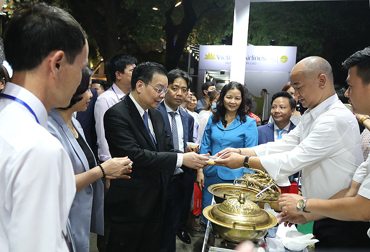 Lãnh đạo TP. Hà Nội tham quan các gian hàng. (Ảnh; BTT)