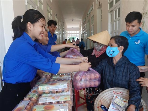 Ban tổ chức chương trình tặng 10.000 quả trứng gà cho người dân đi khám bệnh. Ảnh: Tường Quân – TTXVN