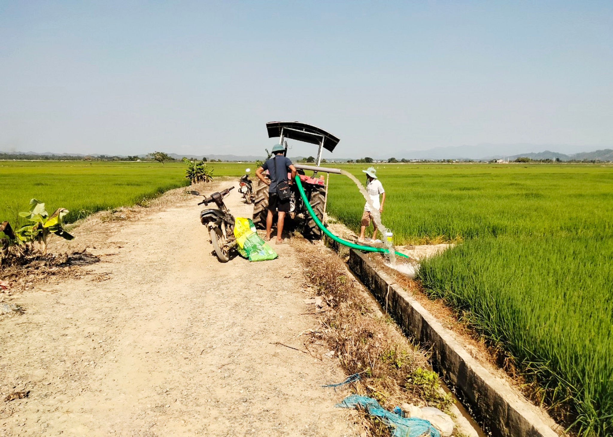 Kênh mương công trình thủy lợi Suối đá thấp hơn rất nhiều chân ruộng nên người dân phải dùng máy bơm bơm nước chống hạn cho lúa
