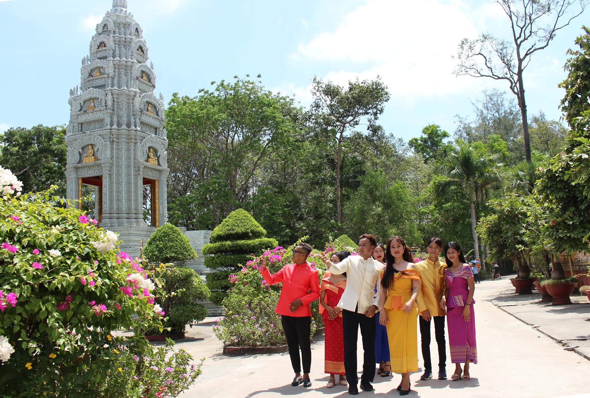 Các bạn trẻ cùng tập múa tại sân chùa Som Rong Các bạn trẻ cùng tập múa tại sân chùa Som Rong