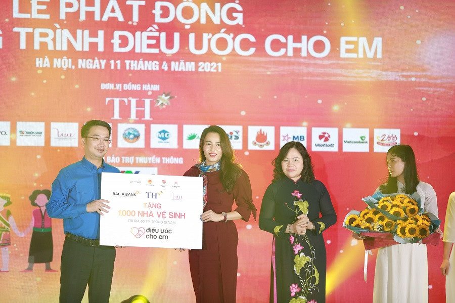 Bà Trần Thị Như Trang, Giám đốc Quỹ Vì Tầm Vóc Việt thay mặt Quỹ, Tập đoàn TH và BAC A BANK trao biển tặng 1.000 nhà vệ sinh cho chương trình Điều ước cho em