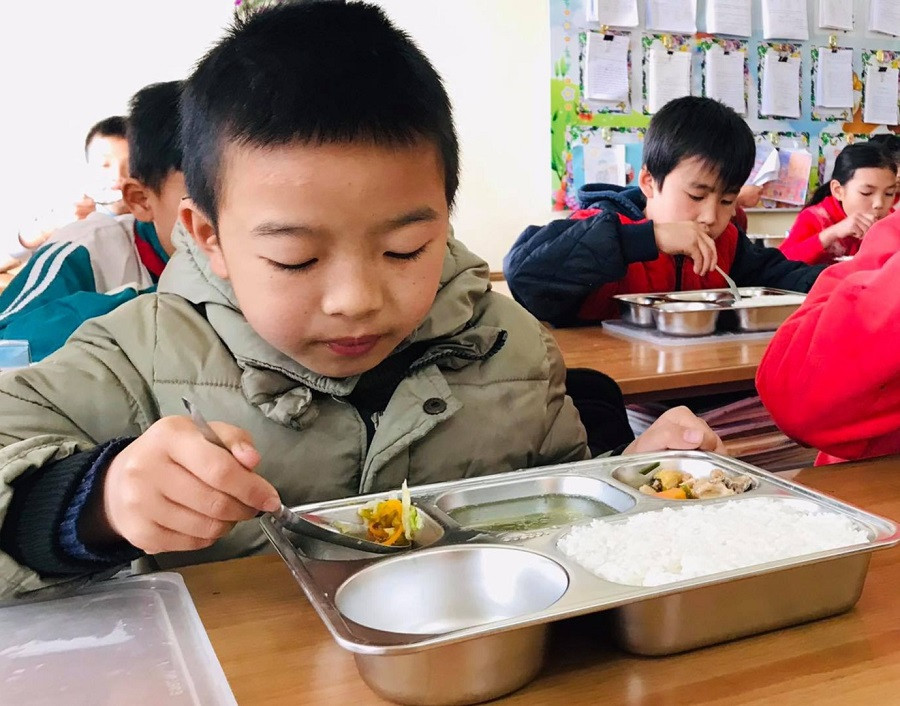 Bữa ăn trưa bán trú tại trường tiểu học Tô Múa (Vân Hồ, Sơn La) theo Mô hình điểm Bữa ăn học đường đang được Bộ Giáo dục và Đào tạo triển khai tại 10 tỉnh thành trên cả nước, với sự đồng hành của Tập đoàn TH