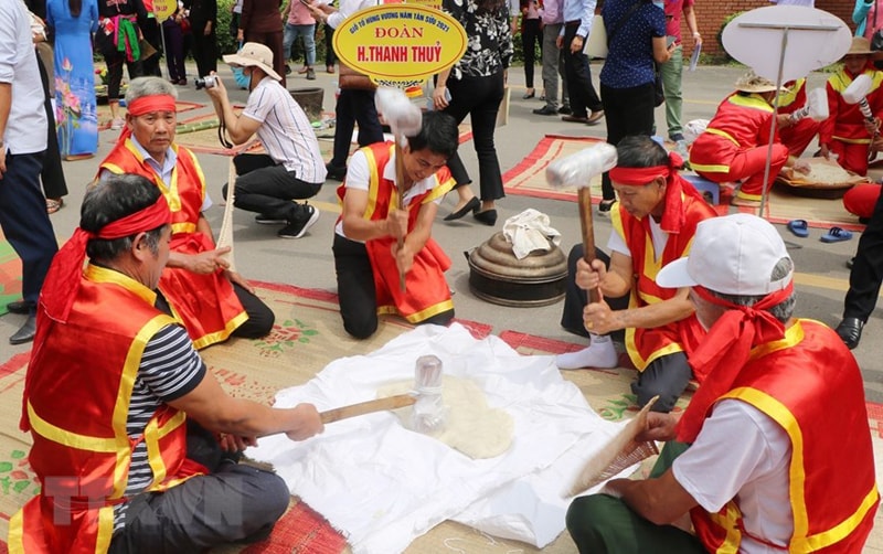 Thi giã bánh giầy. Ảnh Trung Kiên/TTXVN Thi giã bánh giầy. Ảnh Trung Kiên/TTXVN