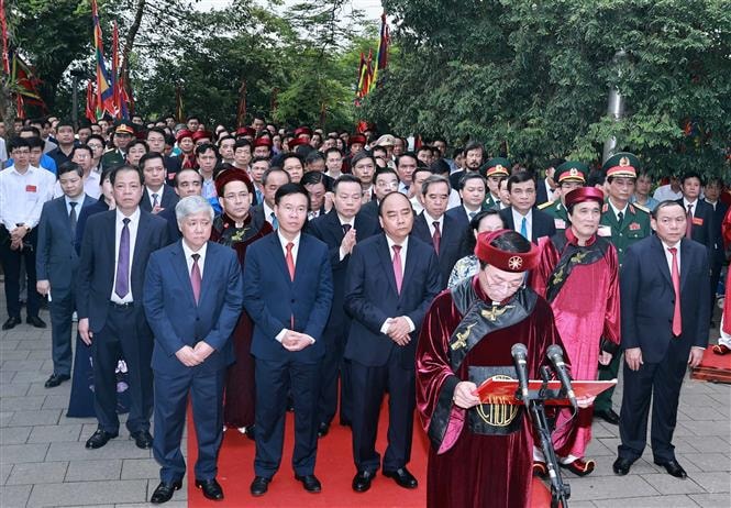 Chủ tịch nước Nguyễn Xuân Phúc dâng hương tưởng niệm các Vua Hùng 1