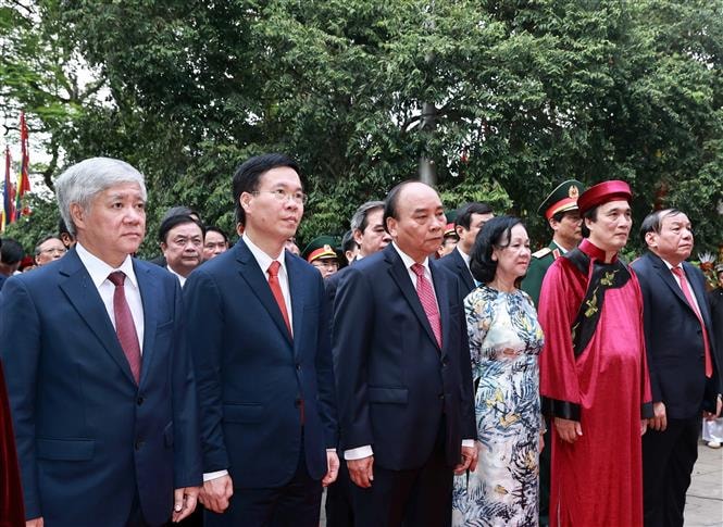 Chủ tịch nước Nguyễn Xuân Phúc dâng hương tưởng niệm các Vua Hùng 2