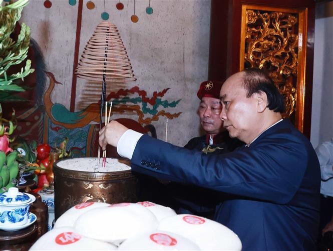 Chủ tịch nước Nguyễn Xuân Phúc dâng hương tưởng niệm các Vua Hùng 4