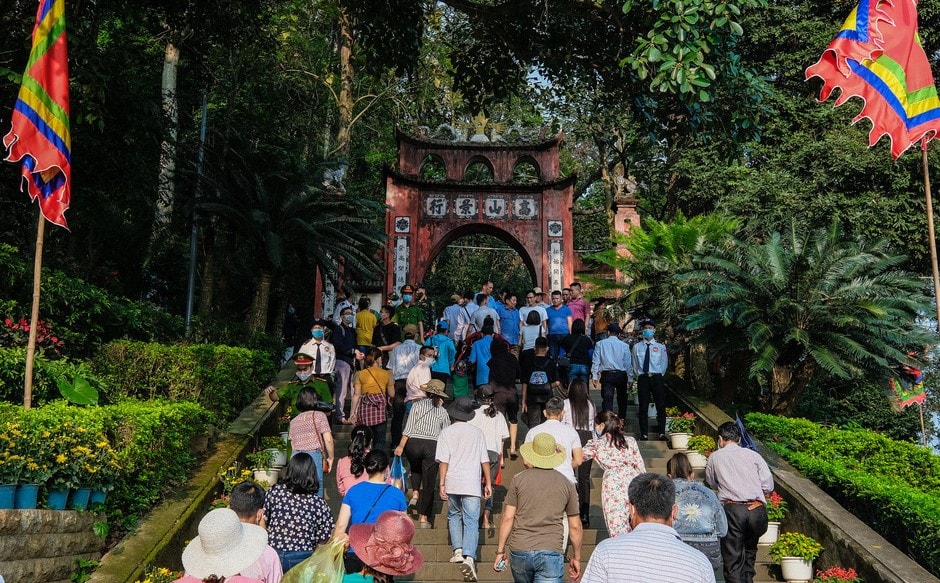 Người dân Phú Thọ và du khách thập phương về dâng hương tại Đền Hùng