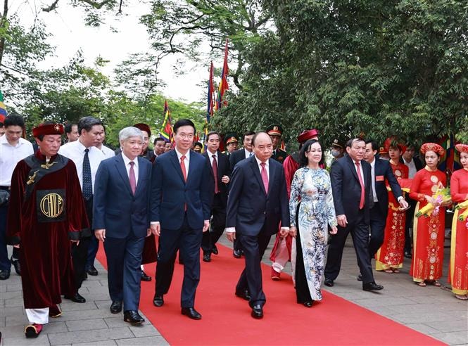 Các đồng chí lãnh đạo Đảng, Nhà nước, Bộ, ban ngành Trung ương, lãnh đạo tỉnh Phú Thọ và các tỉnh, thành trong cả nước dự lễ dâng hương. Ảnh: Trung Kiên/TTXVN
