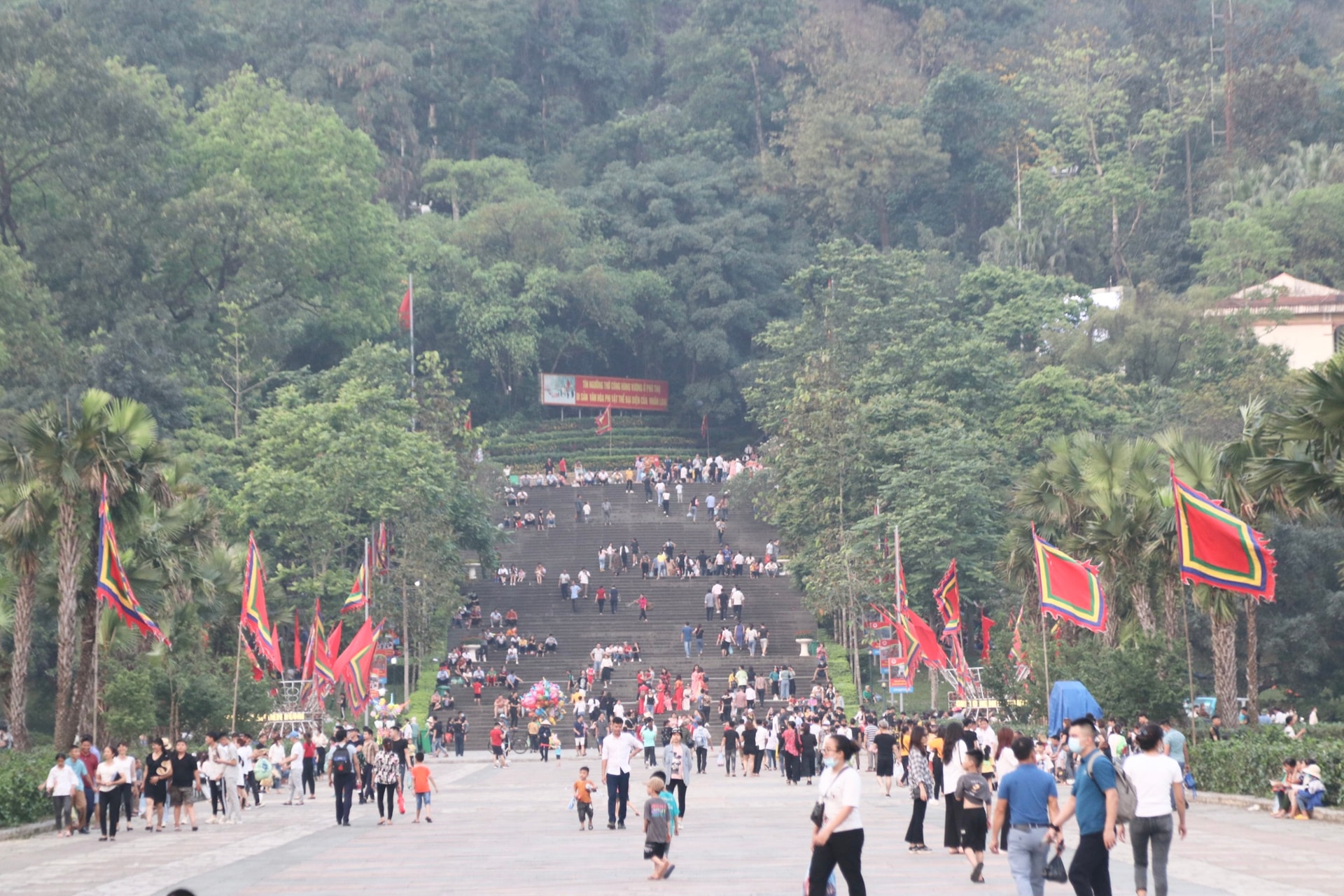 Người dân, du khách đến với Khu Di tích lịch sử Đền Hùng trong ngày Giỗ Tổ.