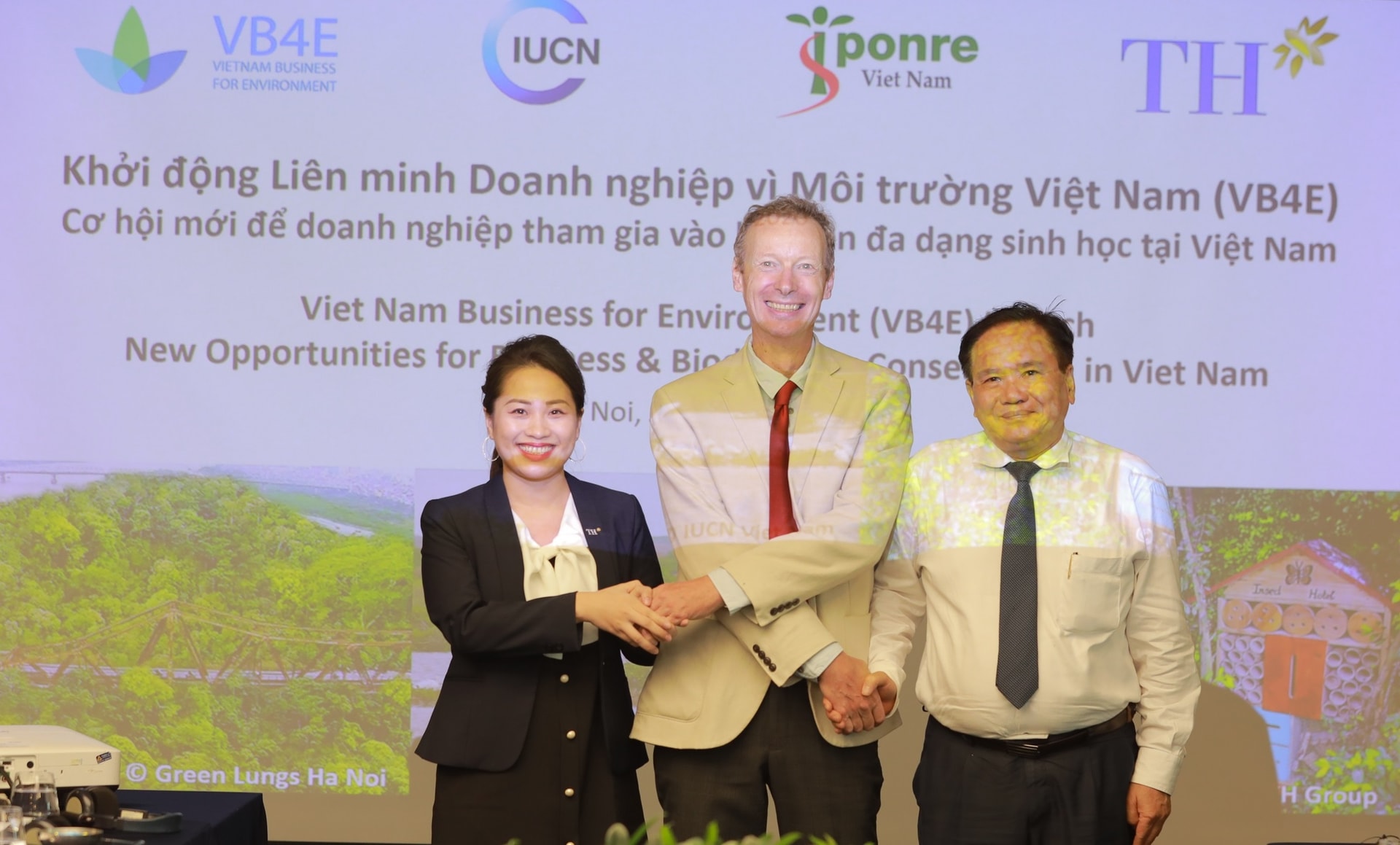 Bà Hoàng Thị Thanh Thủy (đại diện Tập đoàn TH) và các thành viên sáng lập tại lễ ra mắt VB4E