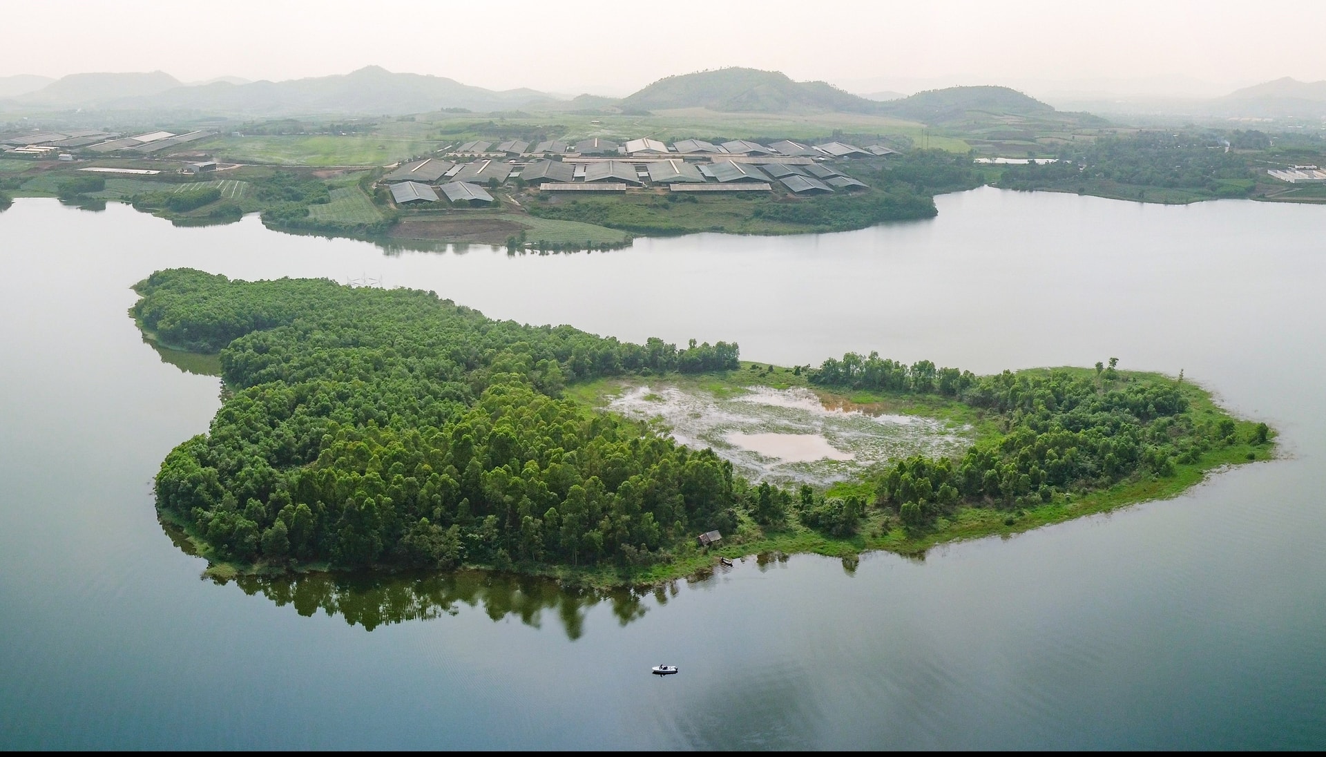 Bao quanh trang trại TH là một không gian xanh với sông nước, cỏ cây… tạo thành một bức tranh thủy mặc, cùng với hệ thống pin điện mặt trời được lắp đặt trên những mái nhà trang trại, TH đang nỗ lực gìn giữ môi trường trong lành
