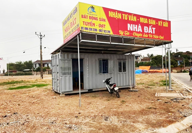 Văn phòng tư vấn, mua bán bất động sản tạm bợ được dựng lên tại một khu dân cư mới.