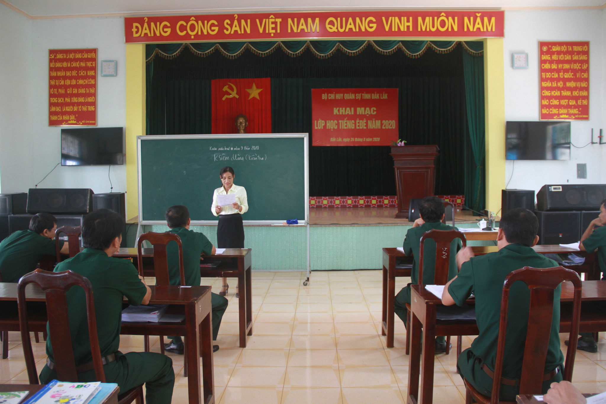 Học tiếng đồng bào để thắt chặt tình quân dân 