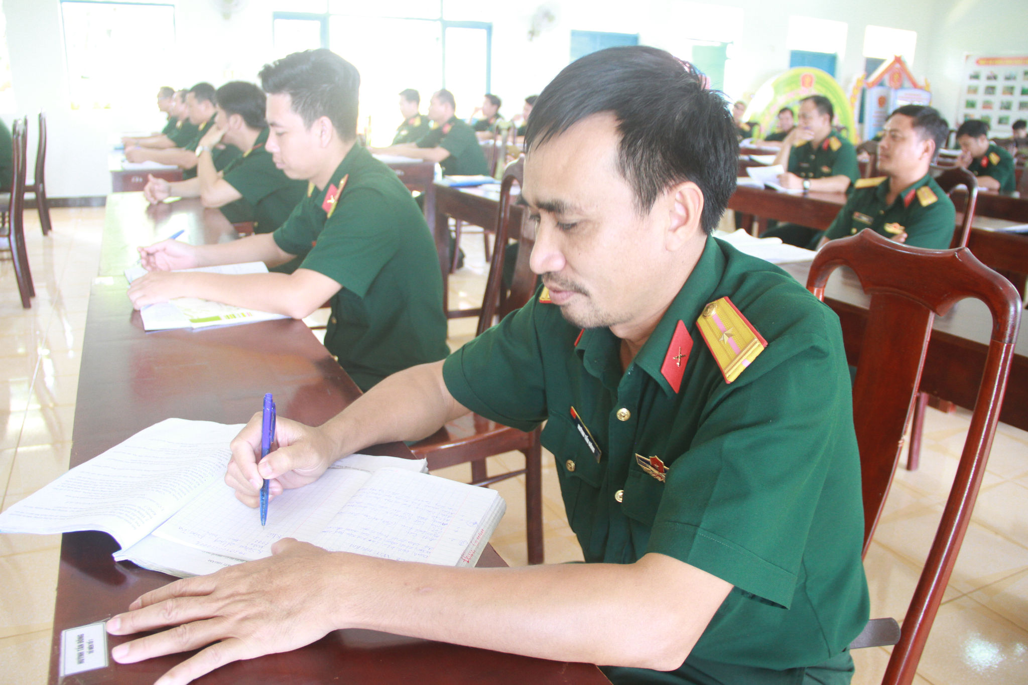 Các chiến sỹ bộ đội trong một buổi học tiếng Ê đê