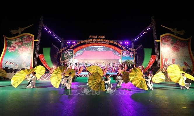 Màn biểu diễn nghệ thuật tại lễ khai mạc Ngày hội Văn hóa, Thể thao các dân tộc huyện Bình Liêu năm 2021. Ảnh: Thành Đạt/TTXVN Màn biểu diễn nghệ thuật tại lễ khai mạc Ngày hội Văn hóa, Thể thao các dân tộc huyện Bình Liêu năm 2021. Ảnh: Thành Đạt/TTXVN