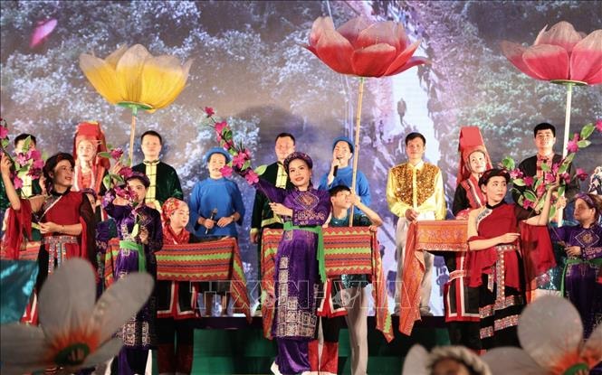 Các tiết mục văn nghệ đậm bản sắc văn hóa độc đáo của các dân tộc Dao, Tày, Sán Chỉ tại lễ khai mạc. Ảnh: Thành Đạt/TTXVN Các tiết mục văn nghệ đậm bản sắc văn hóa độc đáo của các dân tộc Dao, Tày, Sán Chỉ tại lễ khai mạc. Ảnh: Thành Đạt/TTXVN