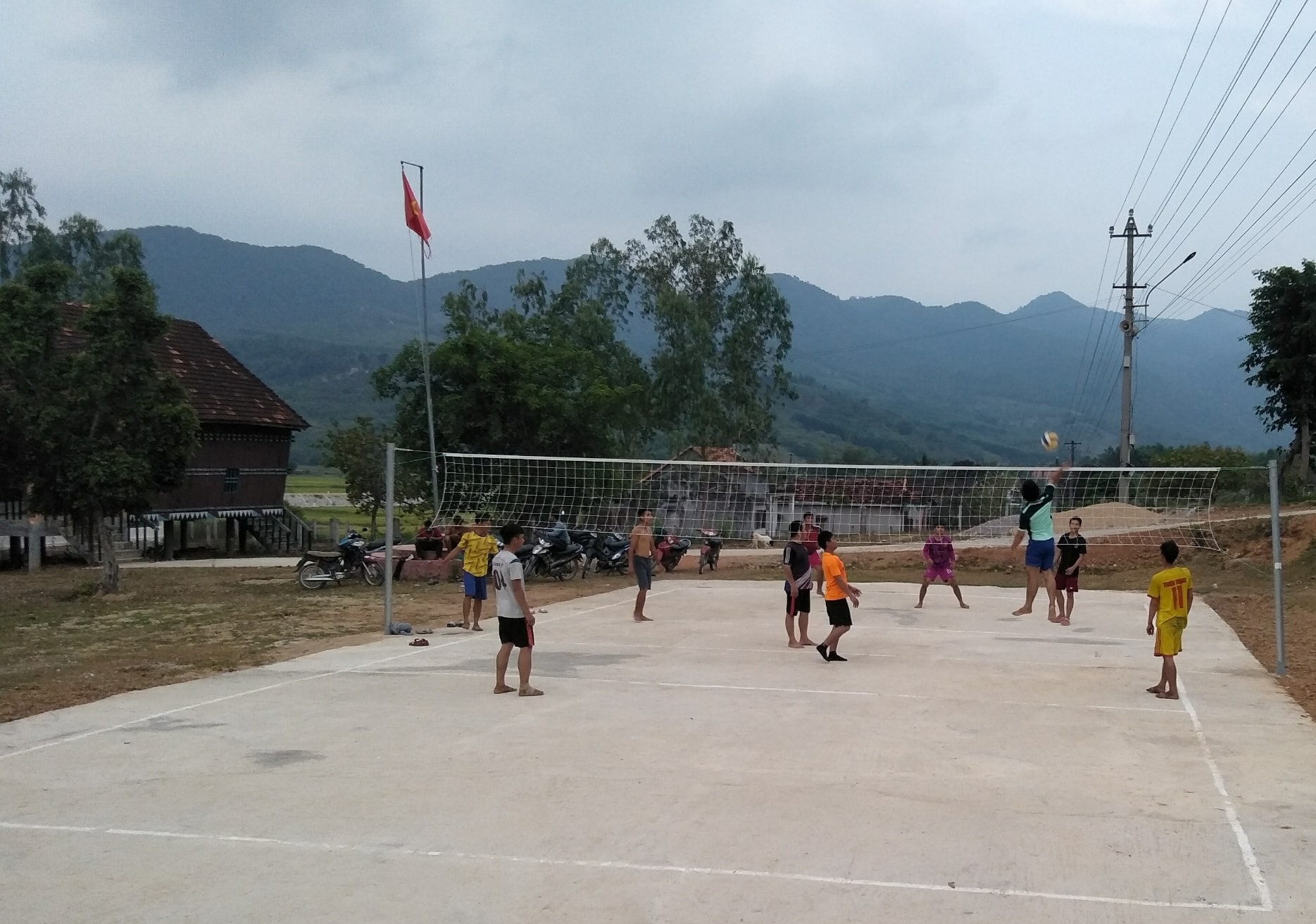 Thanh niên các làng thuộc xã Vĩnh Thuận giao lưu, tập luyện môn bóng chuyền tại nhà văn hoá xã