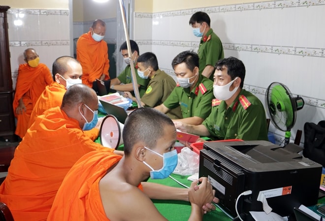 Các Chư tăng Chùa Thono Chum Thủy Liễu thực hiện thủ tục làm CCCD gắn chíp điện tử.