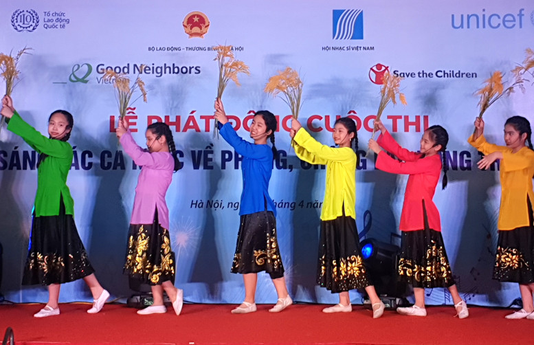 Trẻ em biểu diễn ca khúc đề tài phòng, chống lao động trẻ em tại Lễ phát động. Trẻ em biểu diễn ca khúc đề tài phòng, chống lao động trẻ em tại Lễ phát động.