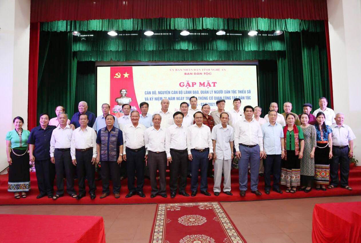 Các đồng chí cán bộ, nguyên lãnh đạo, quản lý Ban Dân tộc tỉnh Nghệ An là người DTTS qua các thời kỳ chụp ảnh lưu niệm Các đồng chí cán bộ, nguyên lãnh đạo, quản lý Ban Dân tộc tỉnh Nghệ An là người DTTS qua các thời kỳ chụp ảnh lưu niệm