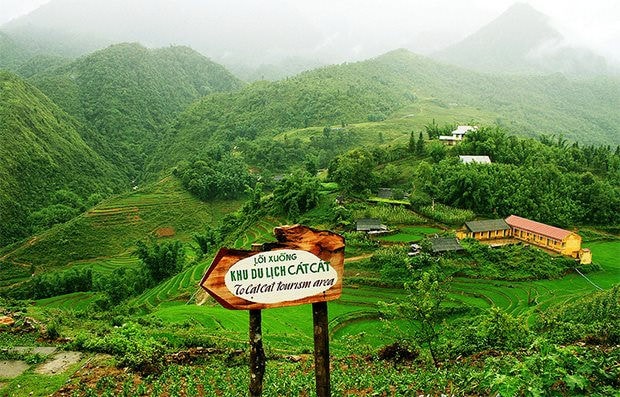 Biển hướng dẫn đường xuống bản Cát Cát Biển hướng dẫn đường xuống bản Cát Cát