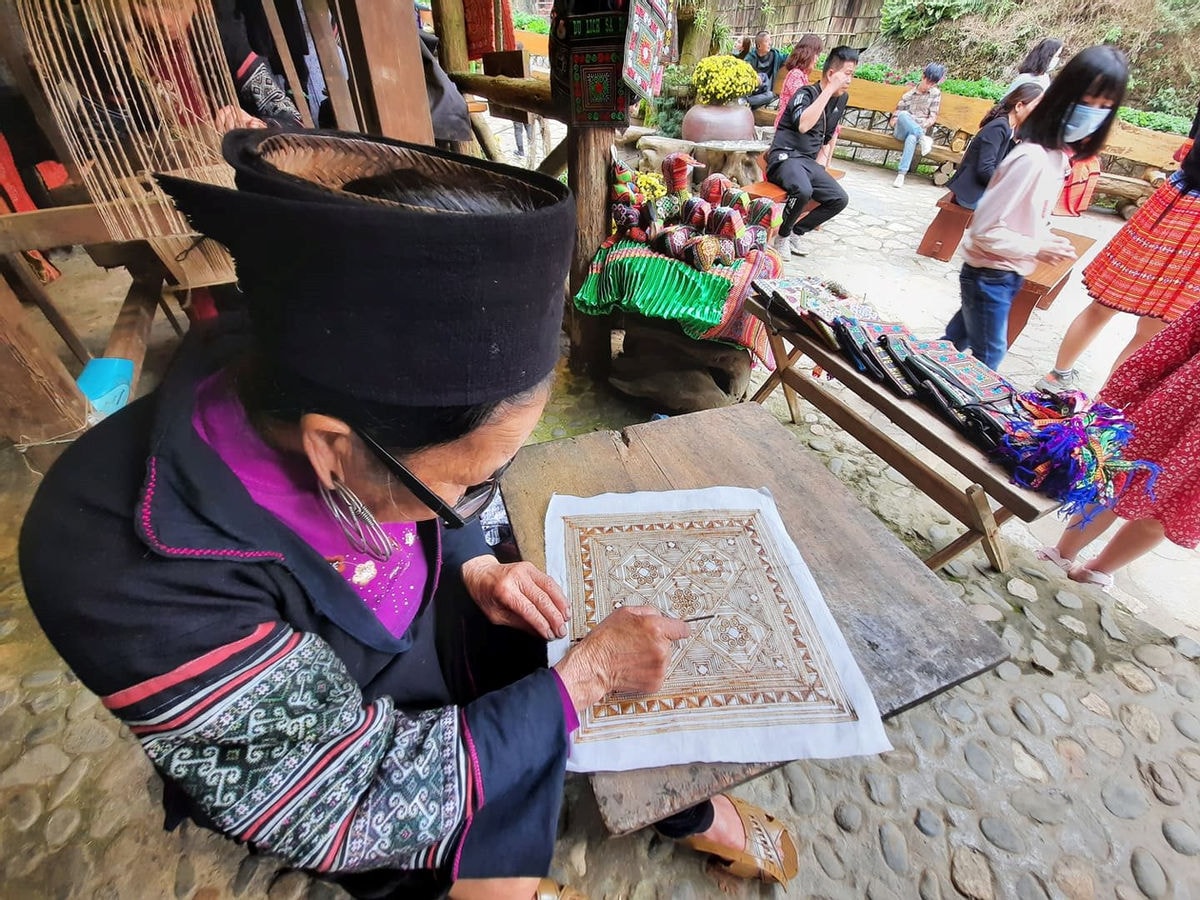 Nghề vẽ sáp ong đòi hỏi phải kiên trì và tỉ mỉ Nghề vẽ sáp ong đòi hỏi phải kiên trì và tỉ mỉ