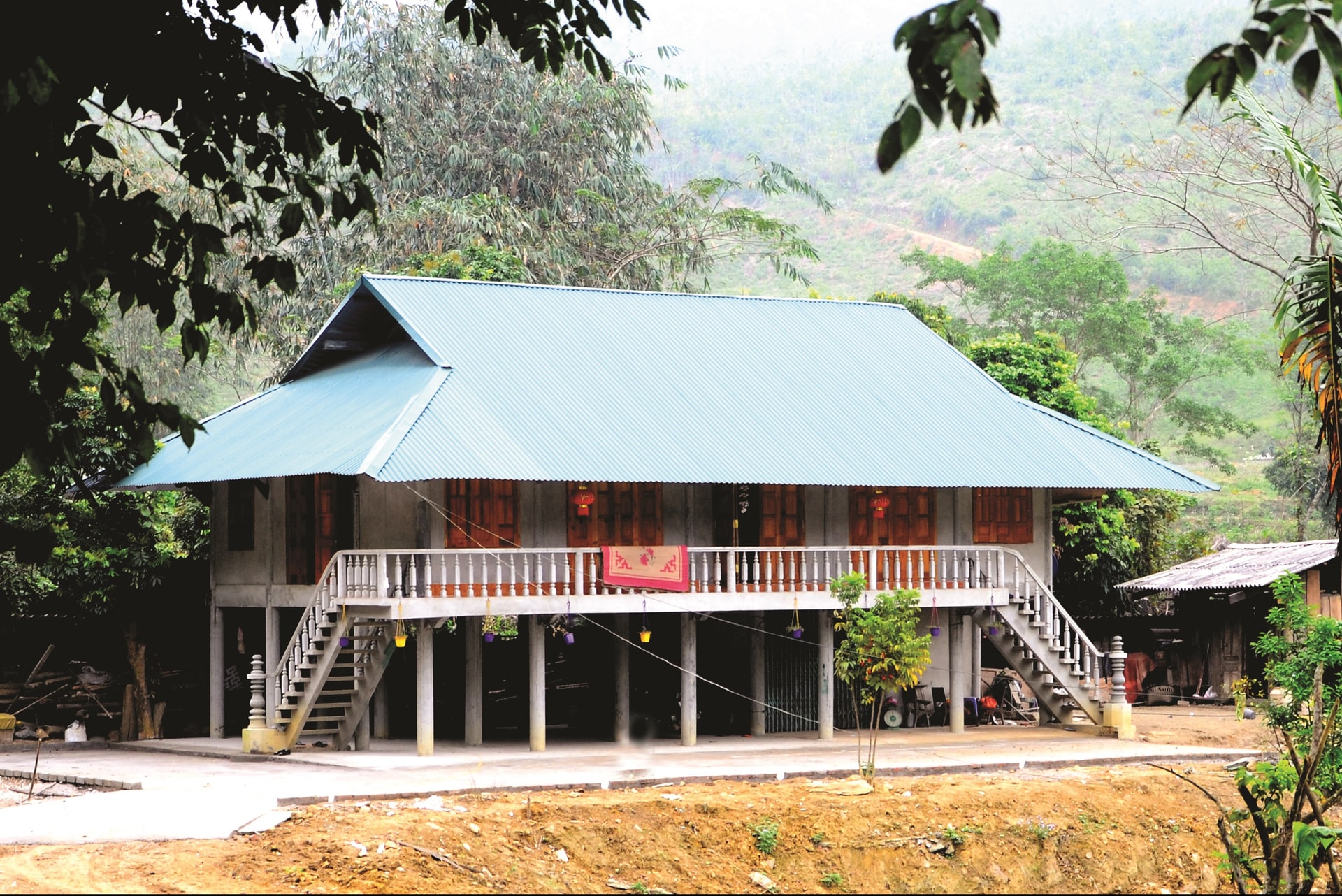 Một ngôi nhà mới ở làng Dùm.