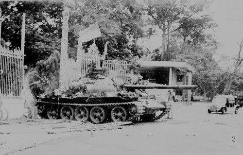Đúng 11 giờ 30 phút ngày 30/4/1975, xe tăng của quân Giải phóng đã tiến vào dinh Tổng thống, sào huyệt cuối cùng của chế độ Ngụy quyền Sài Gòn, giải phóng miền Nam, thống nhất hoàn toàn đất nước. Ảnh: TTXVN 