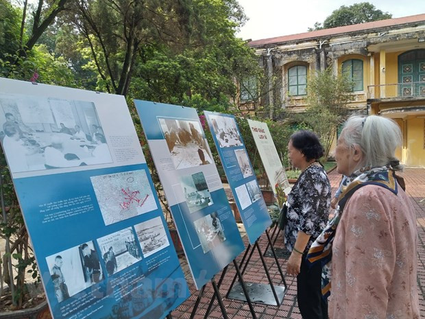 Công chúng đến xem Triển lãm