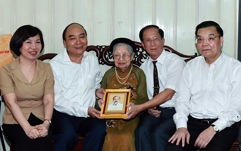 Chủ tịch nước Nguyễn Xuân Phúc thăm và tặng quà bà Nguyễn Thị Tú, Mẹ liệt sĩ Nguyễn Thái Lai. Ảnh: Thống Nhất (TTXVN) Chủ tịch nước Nguyễn Xuân Phúc thăm và tặng quà bà Nguyễn Thị Tú, Mẹ liệt sĩ Nguyễn Thái Lai. Ảnh: Thống Nhất (TTXVN)
