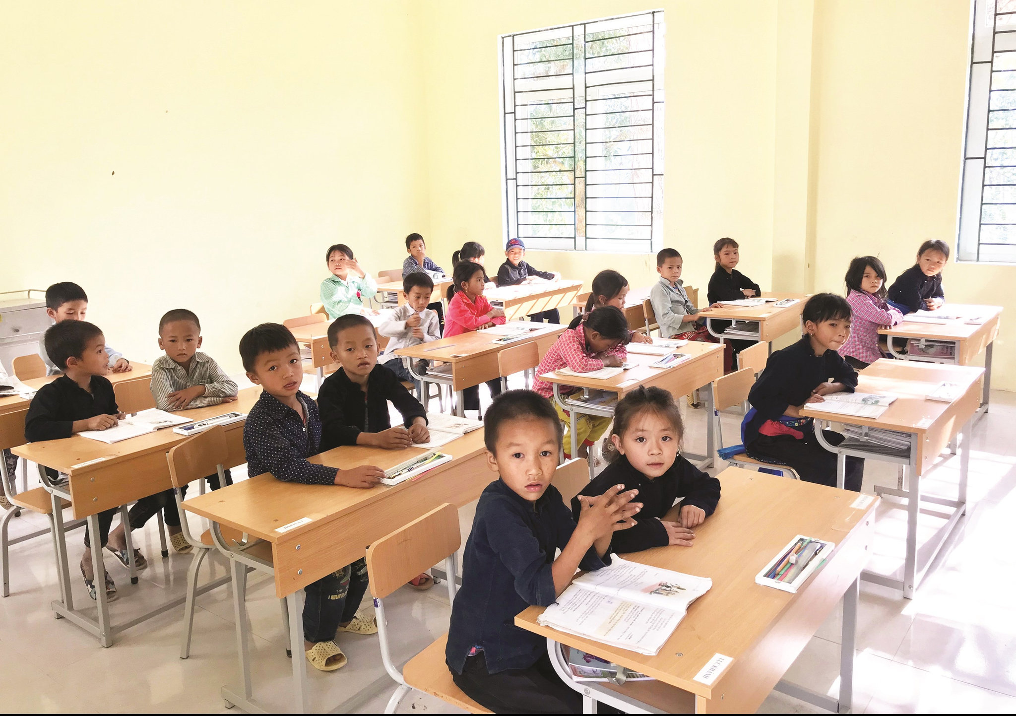 Các em học sinh DTTS Trường PTDTBT Tiểu học và THCS xã Bản Máy, huyện Hoàng Su Phì (Hà Giang) trong giờ học. Các em học sinh DTTS Trường PTDTBT Tiểu học và THCS xã Bản Máy, huyện Hoàng Su Phì (Hà Giang) trong giờ học.