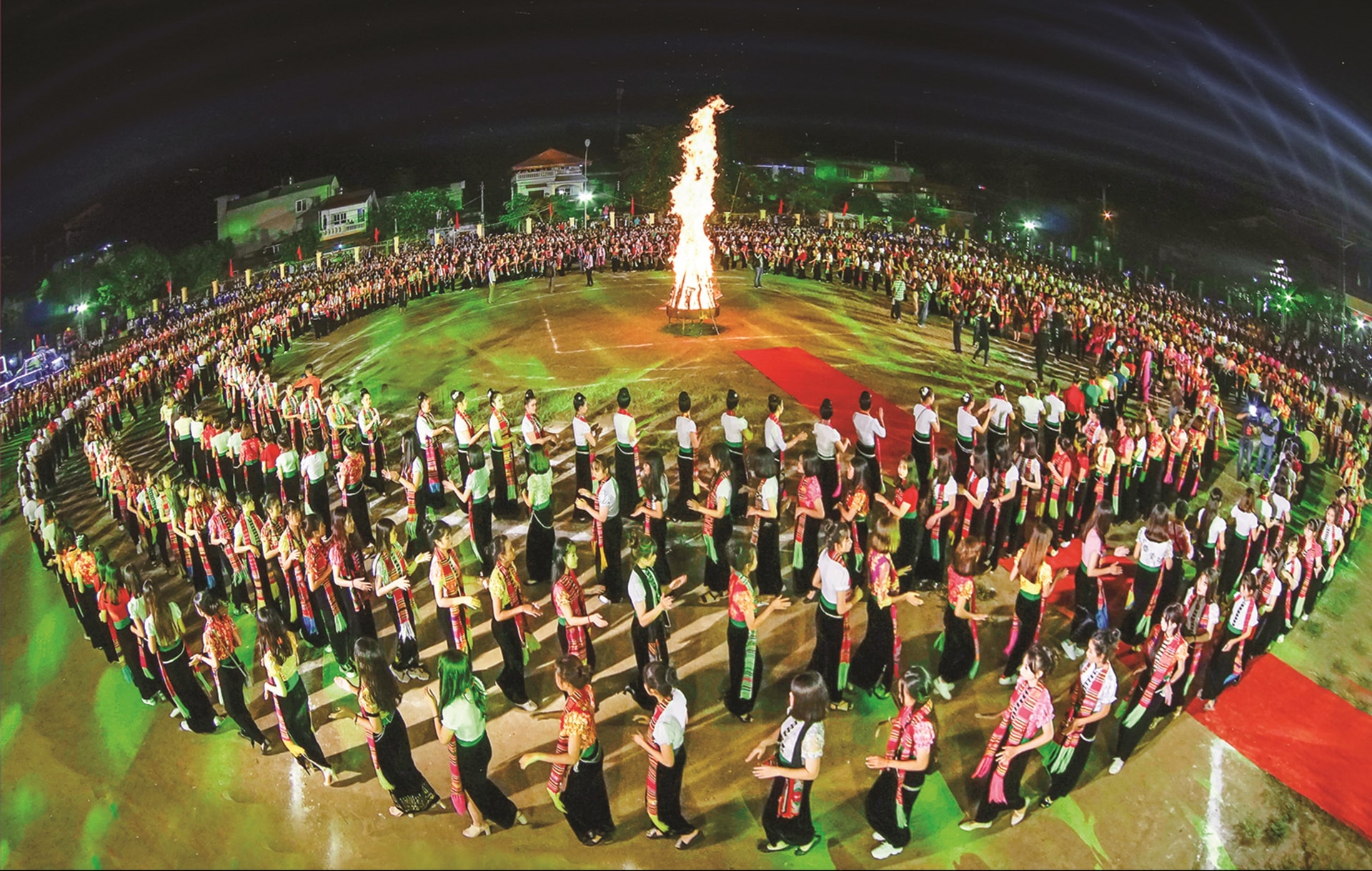 Màn xòe Thái tại Lễ hội Văn hóa, Du lịch Mường Lò năm 2018. Màn xòe Thái tại Lễ hội Văn hóa, Du lịch Mường Lò năm 2018.