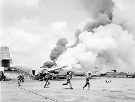 Bộ đội Quân đoàn 3 đánh chiếm sân bay Tân Sơn Nhất ngày 30-4-1975. Ảnh tư liệu Bộ đội Quân đoàn 3 đánh chiếm sân bay Tân Sơn Nhất ngày 30-4-1975. Ảnh tư liệu