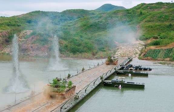 Lực lượng công binh và tăng thiết giáp của Quân đoàn 2 trong diễn tập thực binh. Ảnh: LÊ NGỌC Lực lượng công binh và tăng thiết giáp của Quân đoàn 2 trong diễn tập thực binh. Ảnh: LÊ NGỌC