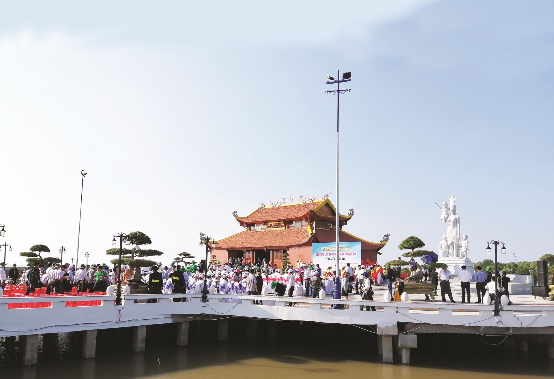 Một góc khu đền thờ Lạc Long Quân và tượng Mẹ Âu Cơ. 