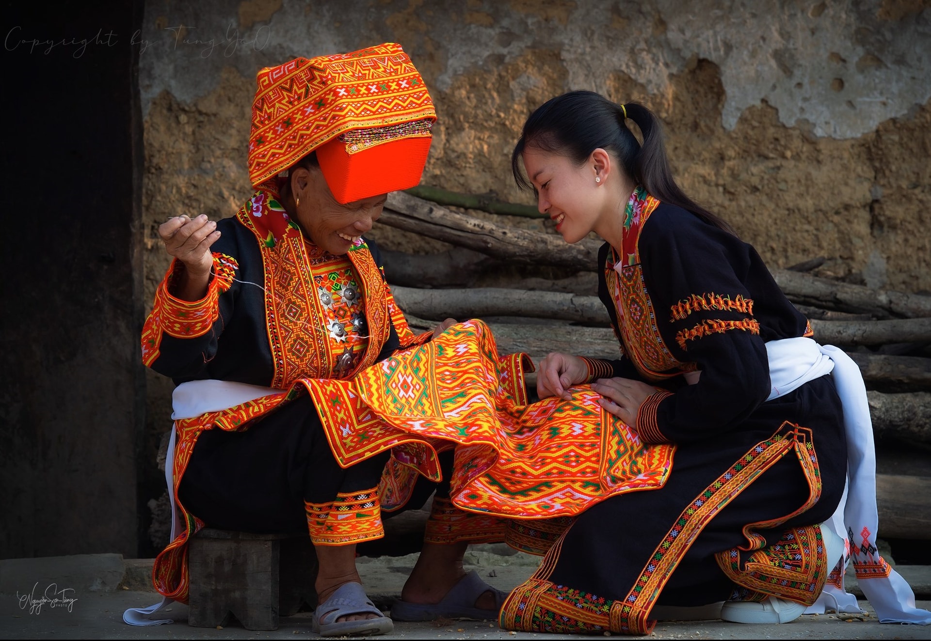 Người Dao Lô Gang xã Ái Quốc, huyện Lộc Bình (Lạng Sơn) hướng dẫn nghề thêu truyền thống cho thế hệ trẻ. Người Dao Lô Gang xã Ái Quốc, huyện Lộc Bình (Lạng Sơn) hướng dẫn nghề thêu truyền thống cho thế hệ trẻ.