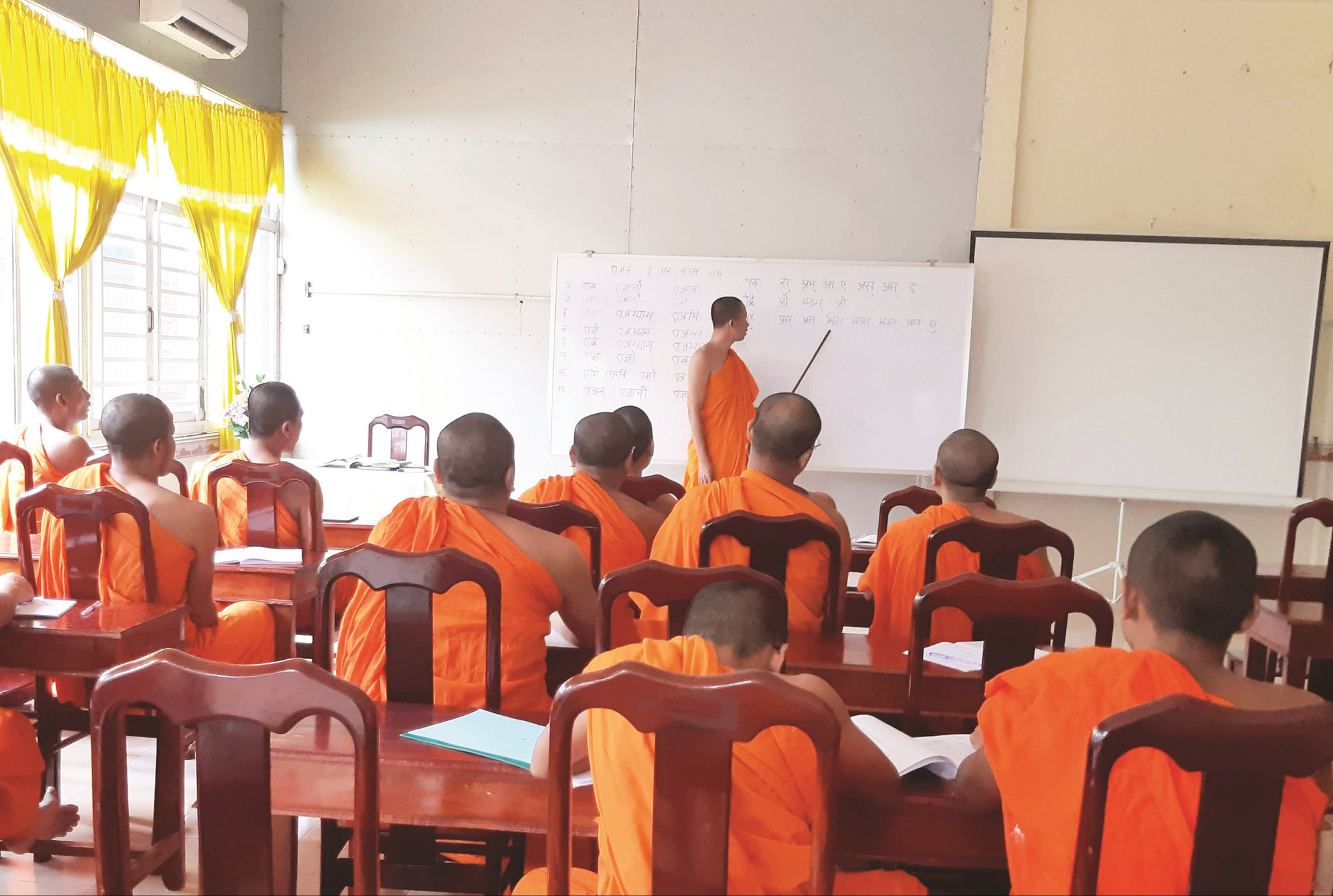 Một lớp dạy tiếng Khmer cho các vị sư tại chùa Pothi Somrôn.