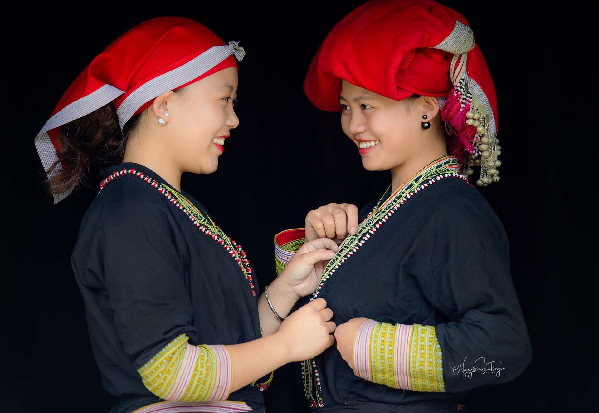 Chị em phụ nữ Dao Đỏ xã Bản Khoang, huyện Sa Pa (Lào Cai) chia sẻ về may trang phục truyền thống. Chị em phụ nữ Dao Đỏ xã Bản Khoang, huyện Sa Pa (Lào Cai) chia sẻ về may trang phục truyền thống.