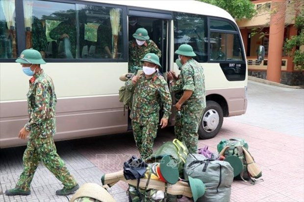 Cán bộ, chiến sĩ chuẩn bị quân tư trang sẵn sàng lên đường làm nhiệm vụ. Ảnh: Đỗ Trưởng - TTXVN