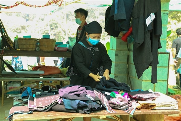 Gian hàng trưng bày các sản phẩm thổ cẩm của đồng bào vùng cao